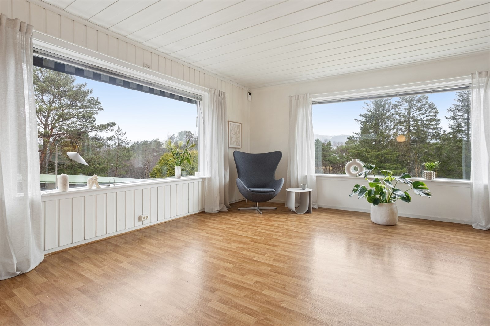 Store vindusflater med 3-lags glass fra 2015 og 2020 gir rikelig med dagslys og utsikt mot de grønne omgivelsene. Galleribilde