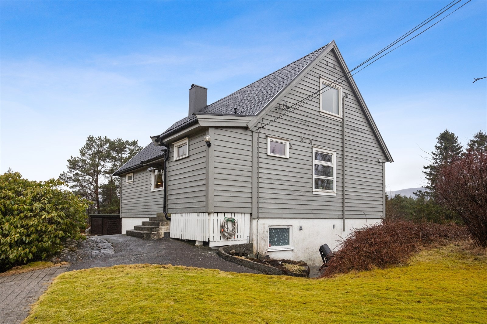 Boligen er fundamentert på grunnmur i armert betongstein på sprengsteinsfylling/fjellgrunn. Fasade med liggende bordkledning, sist malt i 2020 med to strøk Tyrilin tjærebeis. Galleribilde