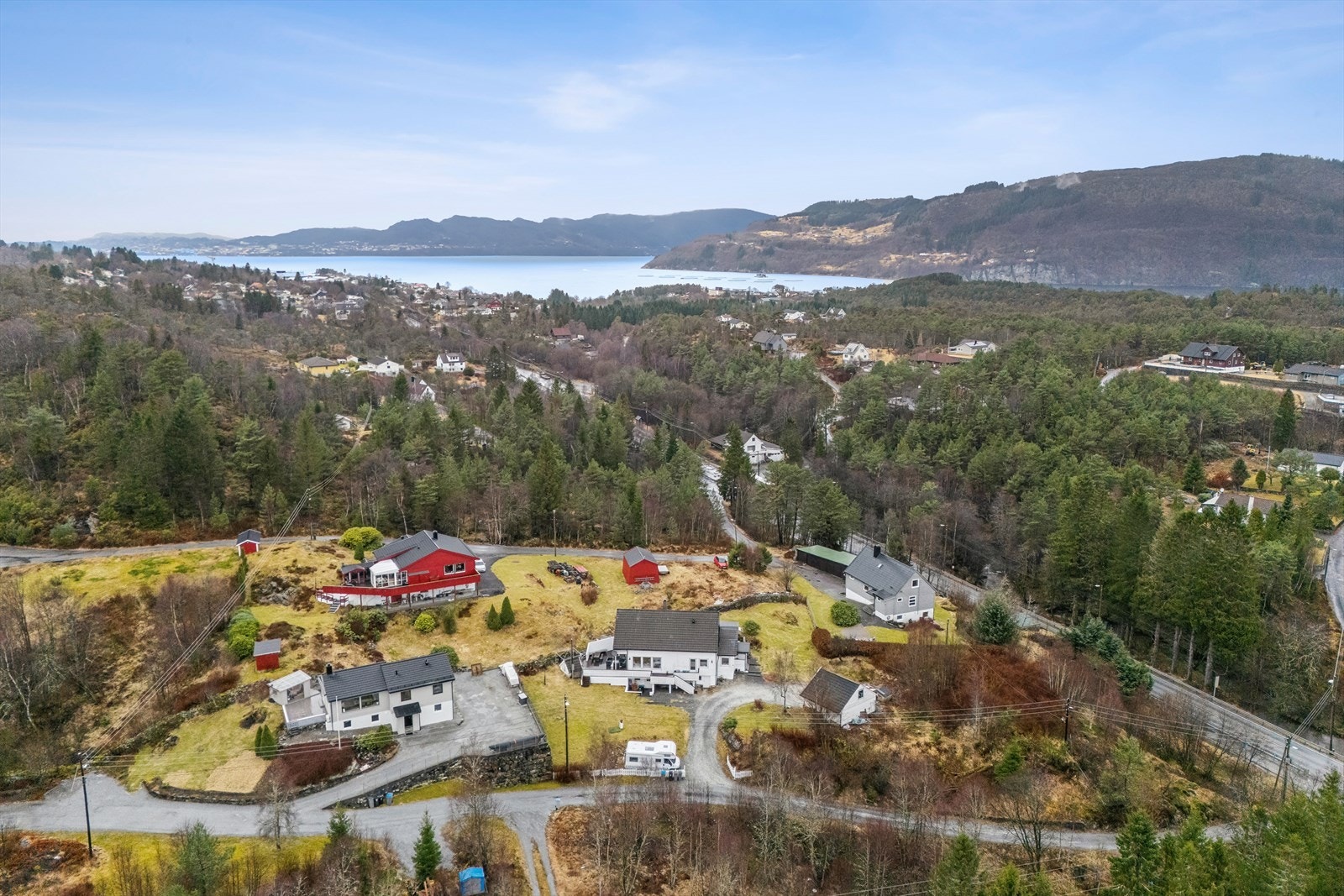 Eiendommen ligger i et område med spredt bebyggelse med nærhet til sjø og natur. Sol til ca 22:30 sommerstid Galleribilde