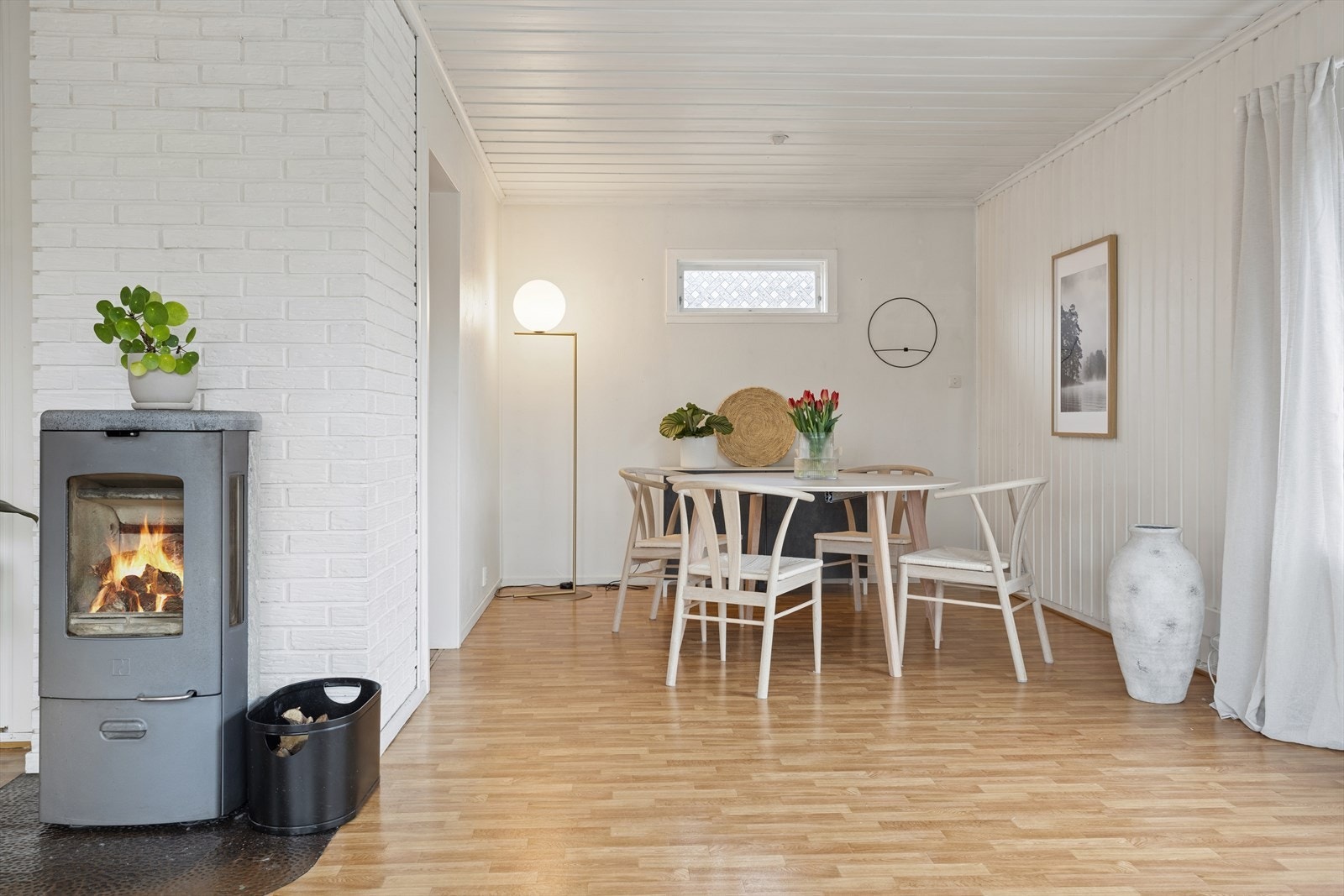 Spisestuen har god plass til et langbord for hyggelige sammenkomster. Galleribilde