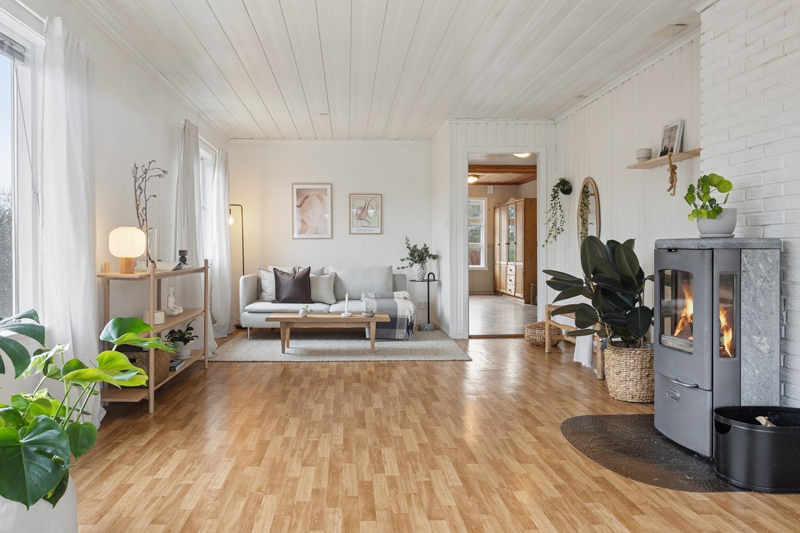 Fra stuen er det en åpen og naturlig overgang til gangen og resten av etasjen. Galleribilde