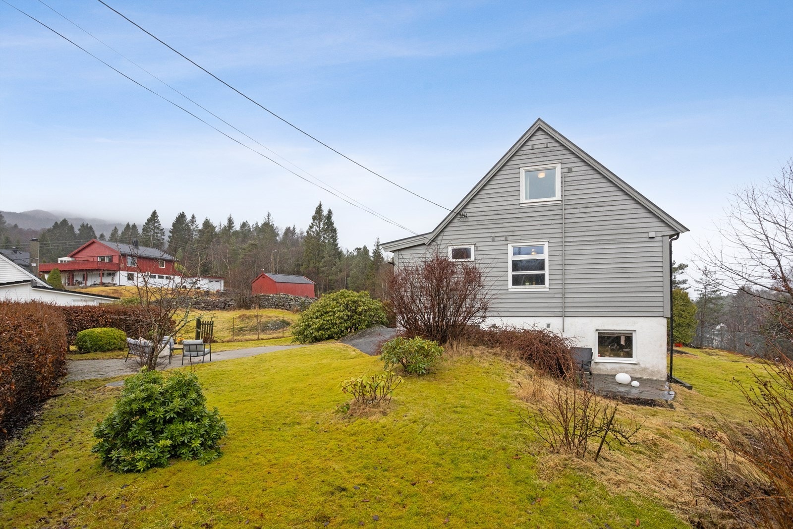 Eiendommen har en lettstelt hage med plen og beplantning. Galleribilde