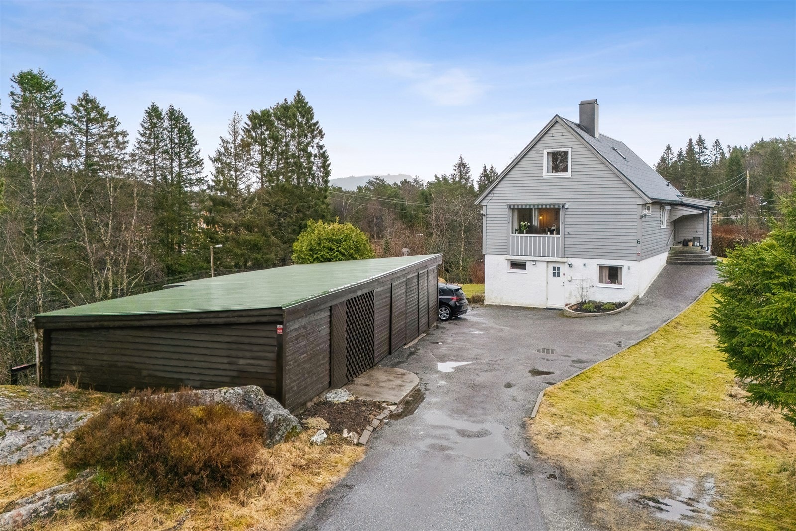 En innholdsrik enebolig med en stor, frittstående garasjebygning på 61 m². Galleribilde