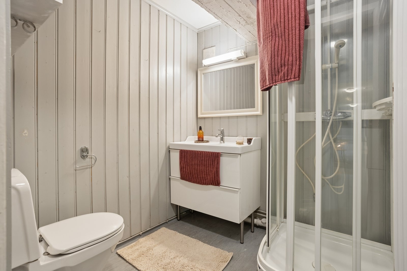 Bad i underetasjen fra 1991, utstyrt med dusjkabinett, toalett og servant. Galleribilde