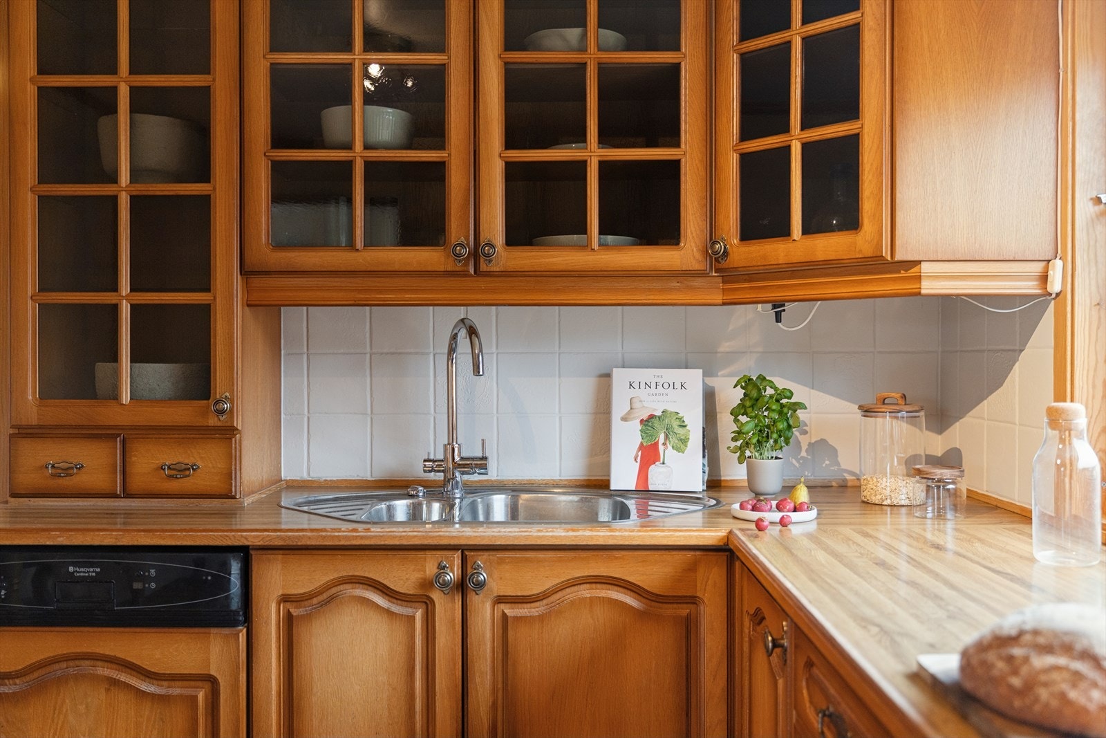 Laminatbenkeplate med fliser over og en kjøkkenventilator med avtrekk ut. Galleribilde