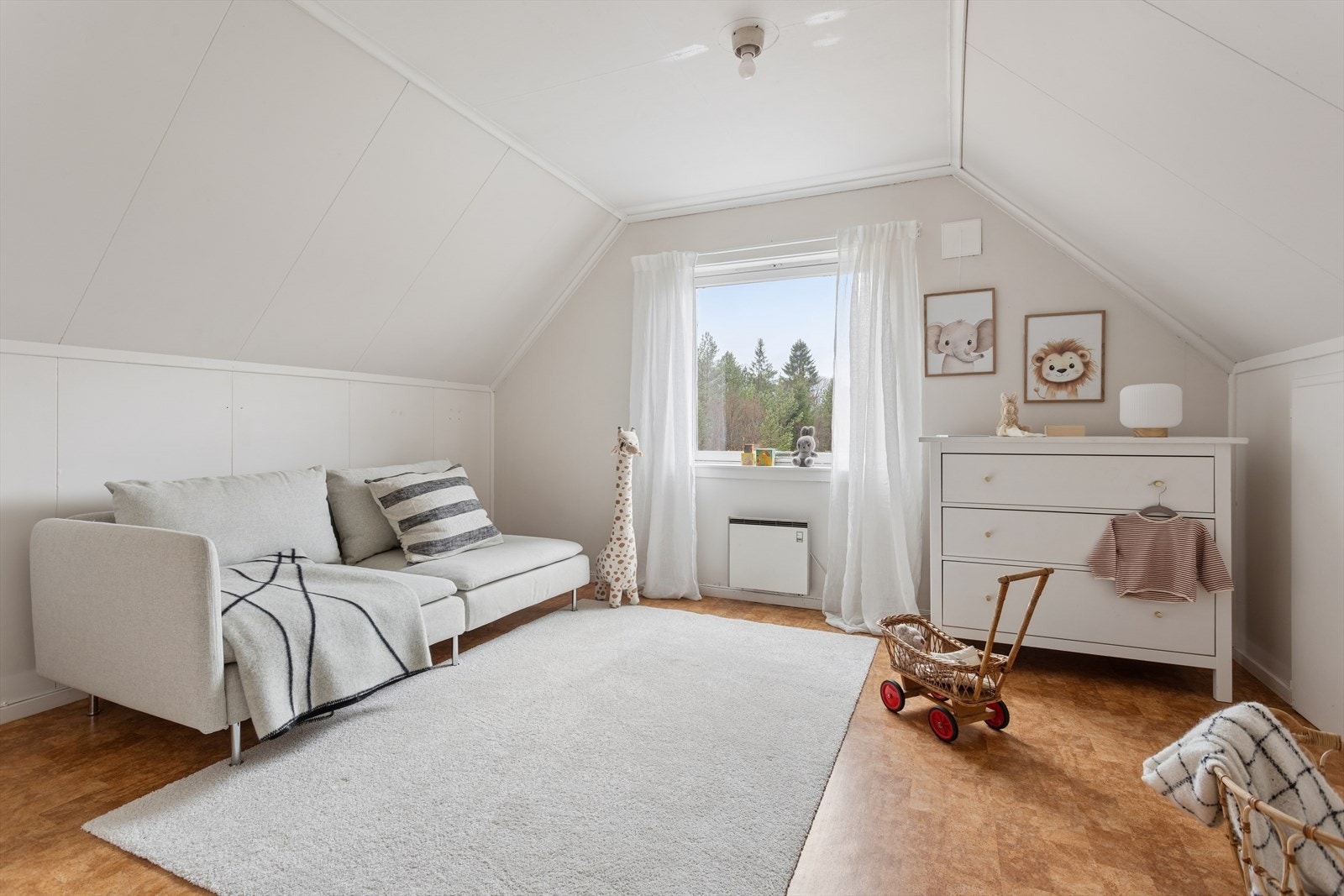 Det andre soverommet er på ca. 14,60 m² og har et praktisk kott i kneveggen for ekstra lagring. Galleribilde