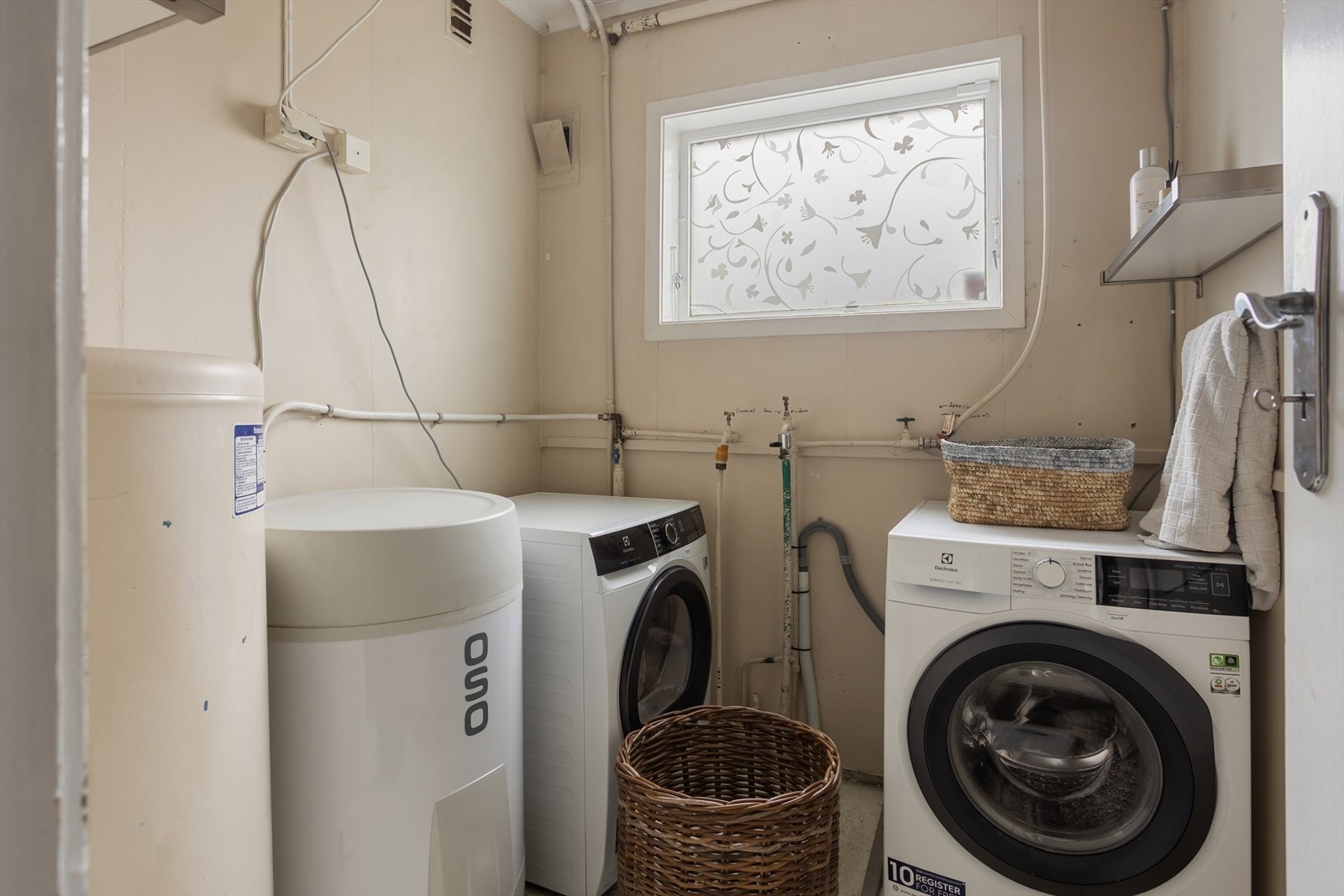 Praktisk vaskekjeller med to varmtvannsberedere, hvorav en ny på 120 liter er fra 2025, som sikrer rikelig med varmtvann. Galleribilde