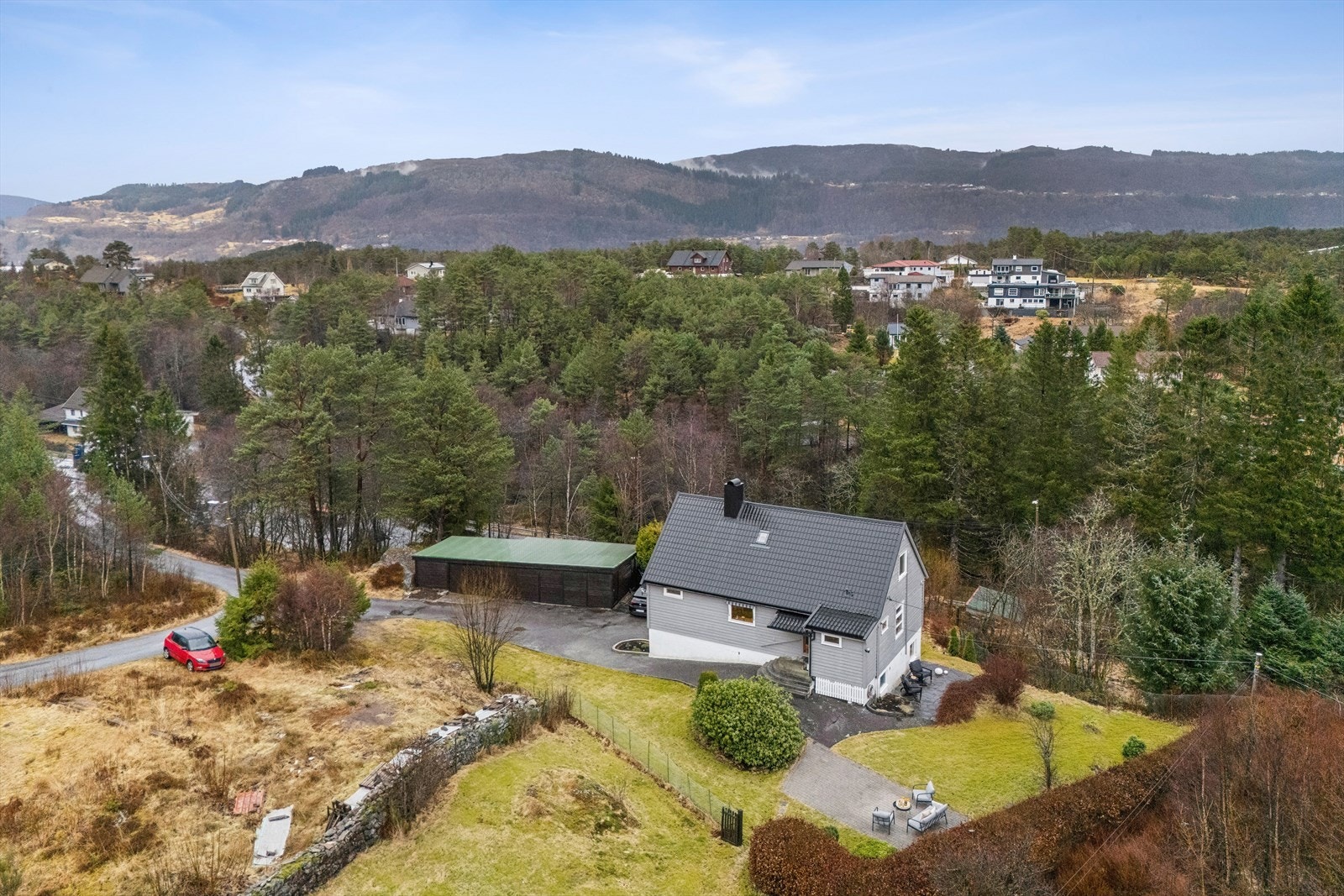 Kort vei til servicetilbud som Gullgruven og Horisont kjøpesenter, begge ca. 9 minutter unna med bil. Kiwi og Spar butikker på Hylkje Galleribilde