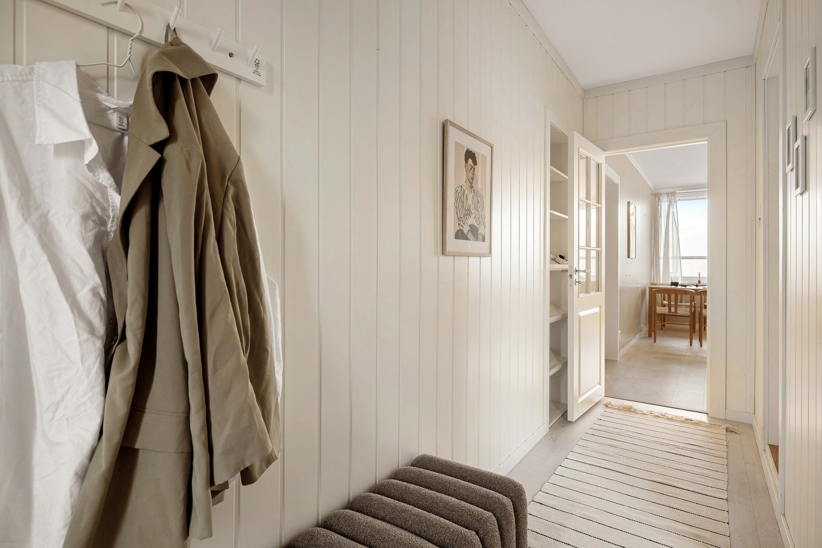 Det er god lagringsplass i den innebygde hyllen, samt god plass til oppheng av yttertøy. Galleribilde