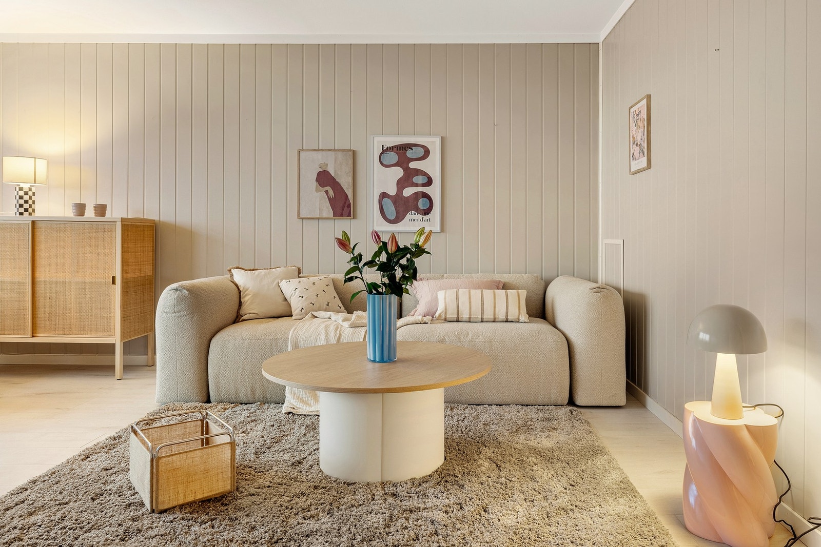 Det er enstavs laminat på gulv, og rommet er malt i lyse og behagelige toner. Galleribilde