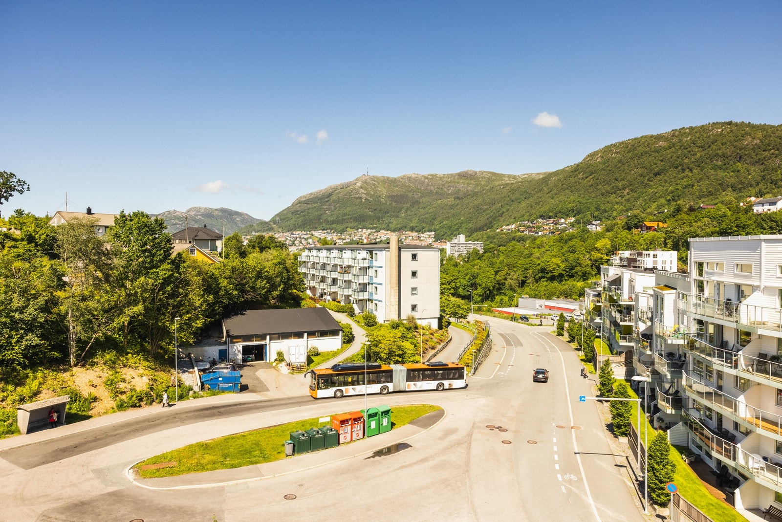 Nærmeste bussholdeplass er Sletten snuplass, ca. fire minutters gange fra eiendommen. Galleribilde