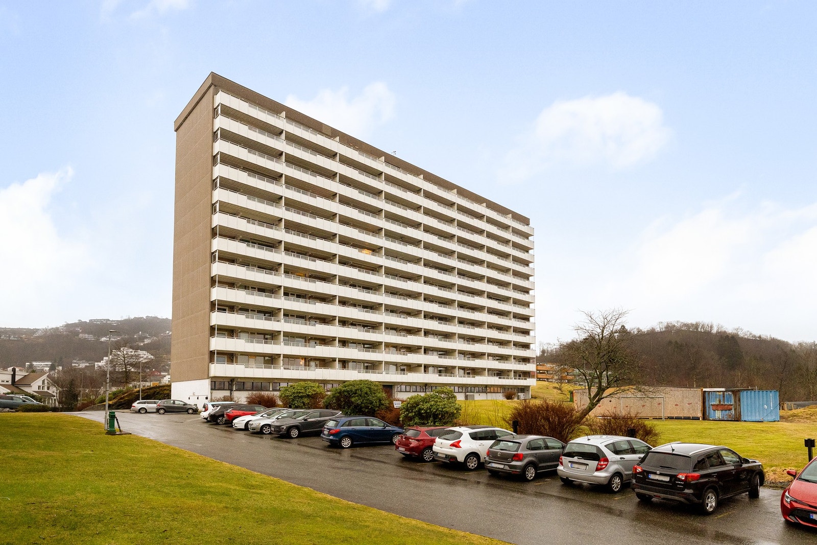 Det er et begrenset antall parkeringsplasser som tildeles etter ansiennitet. Egen parkeringsplass for gjester. Galleribilde