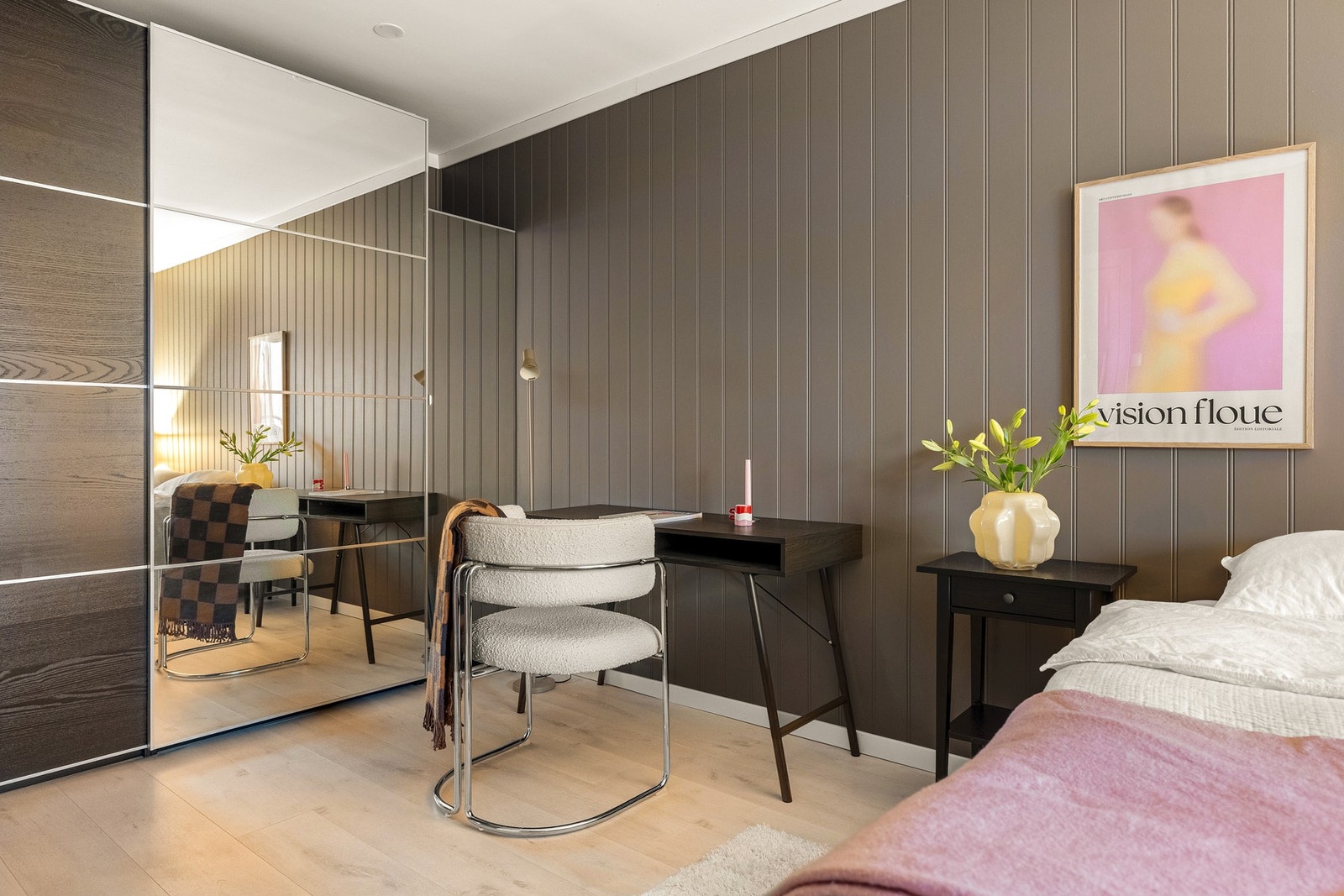 Her er det god plass til dobbeltseng, nattbord og øvrig ønsket møblement. Galleribilde