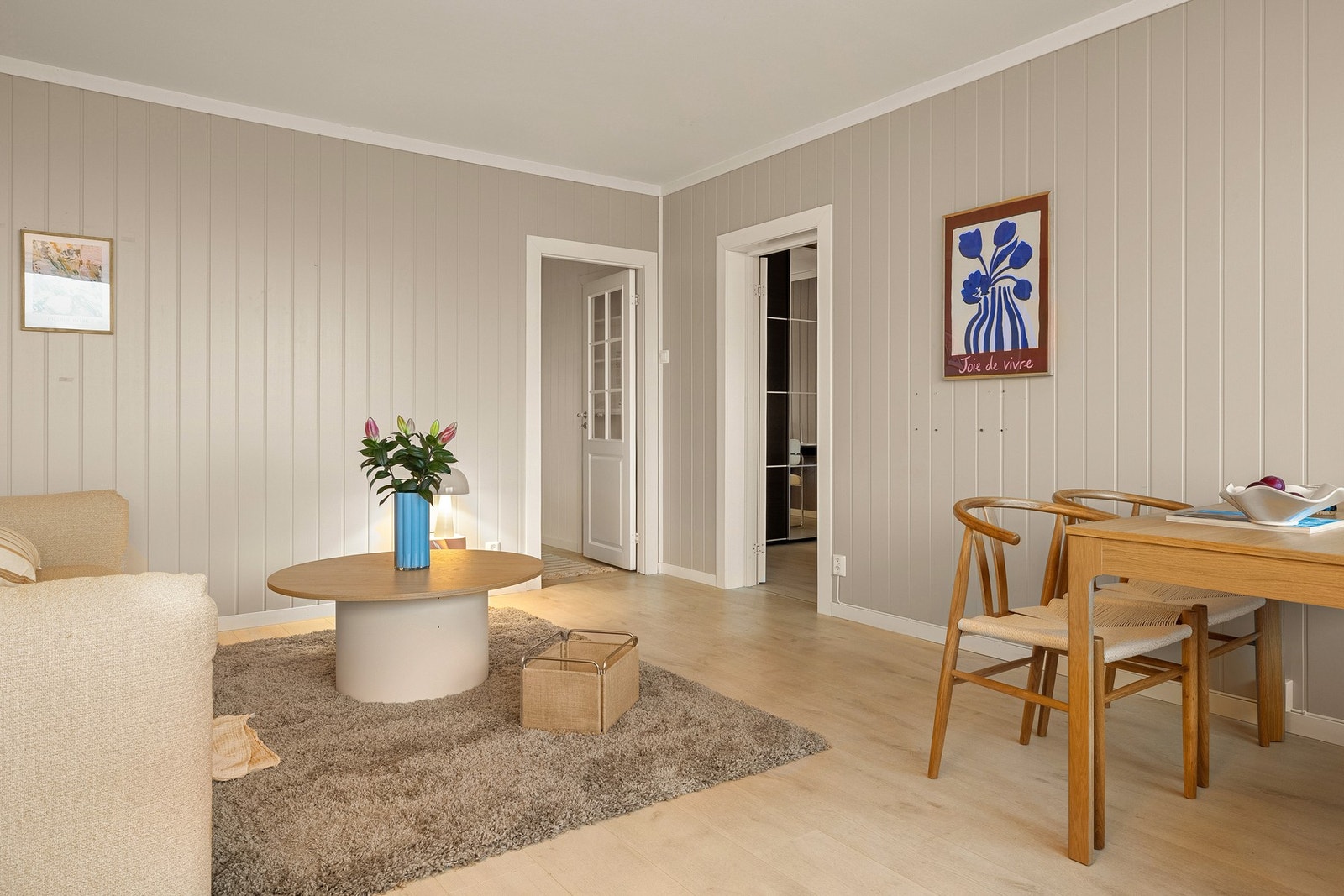 En lys leilighet med heisadkomst, vestvendt balkong og attraktiv beliggenhet i sentralt område på Sletten. Galleribilde