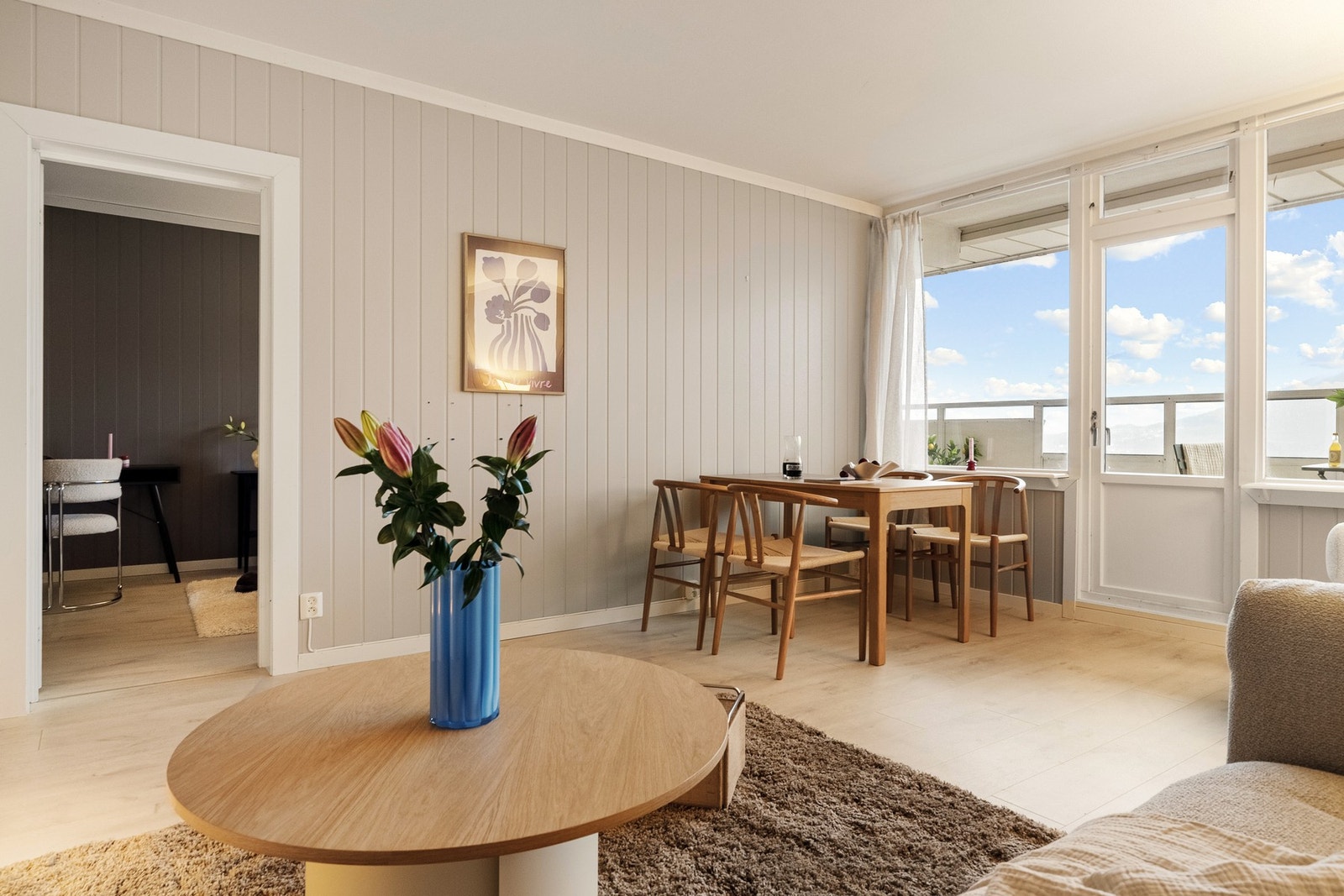 Planløsningen gjør det enkelt å innrede med både sofa- og spisegruppe i hver sin sone. Galleribilde