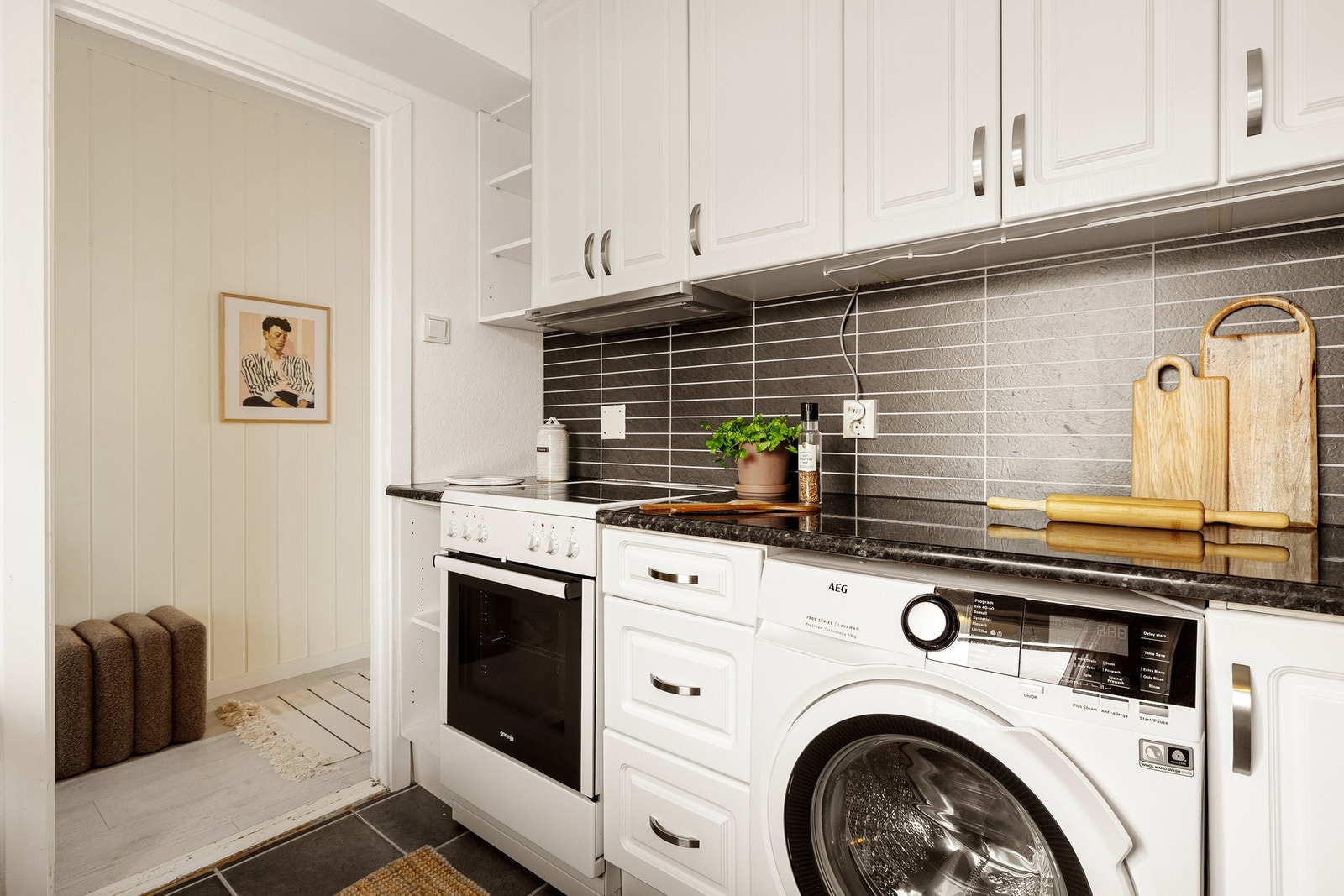 Integrerte hvitevarer består av ventilator og kjøleskap med frysedel. Det er plass og opplegg for komfyr og vaskemaskin. Galleribilde