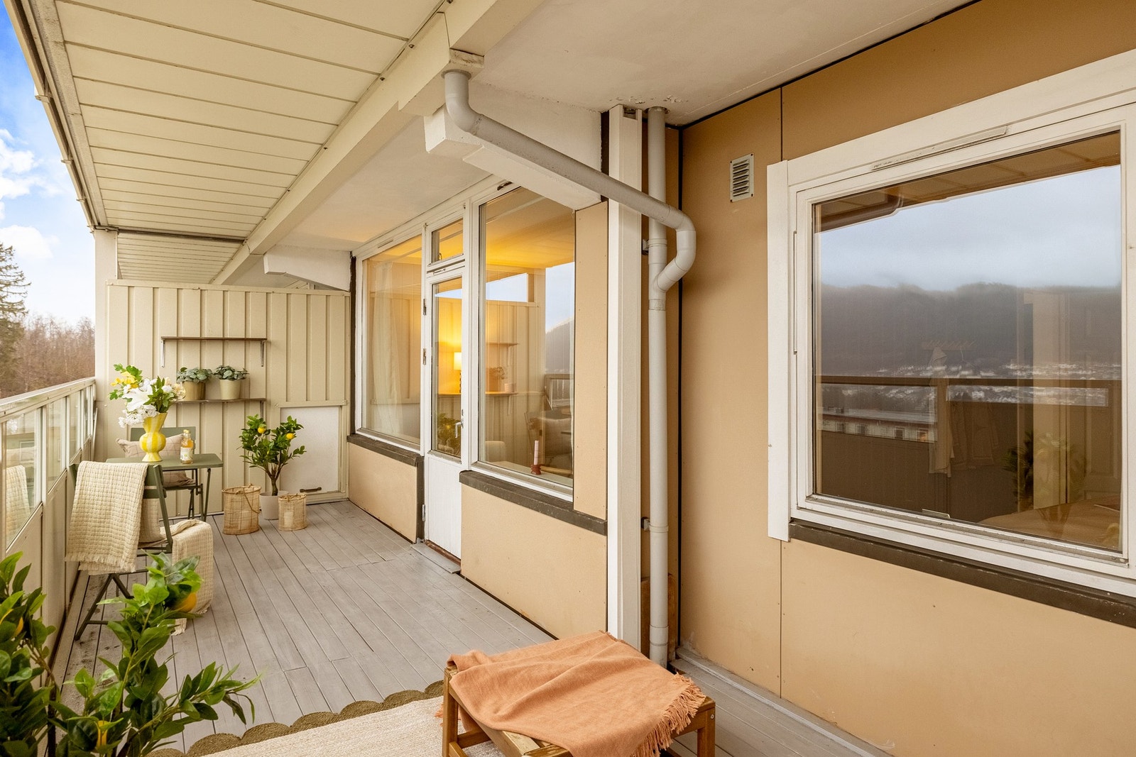 Balkongen er romslig og gir gode møbleringsmuligheter med plass til både sittegruppe og grønne innslag. Galleribilde