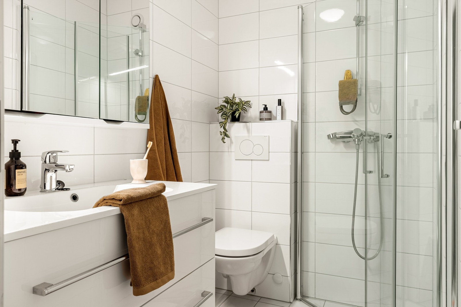 Badet er helfliset og har varmekabler i gulv. Galleribilde