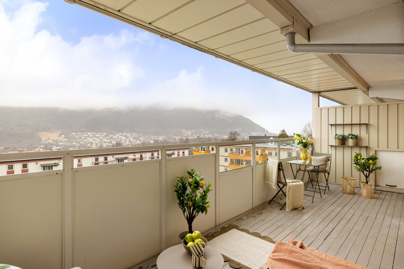 Fra balkongen har man utsikt mot Løvstakken og nærområdet. Galleribilde