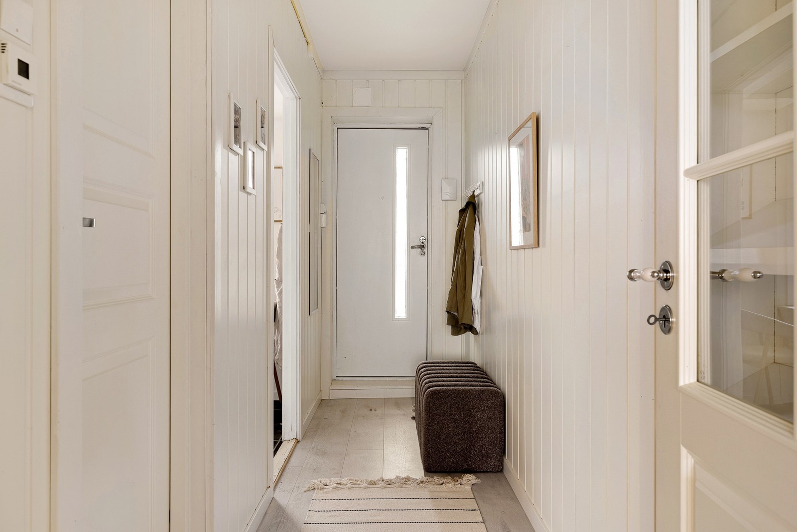 Velkommen inn! Vi starter i entréen på 4,2 kvm. Galleribilde