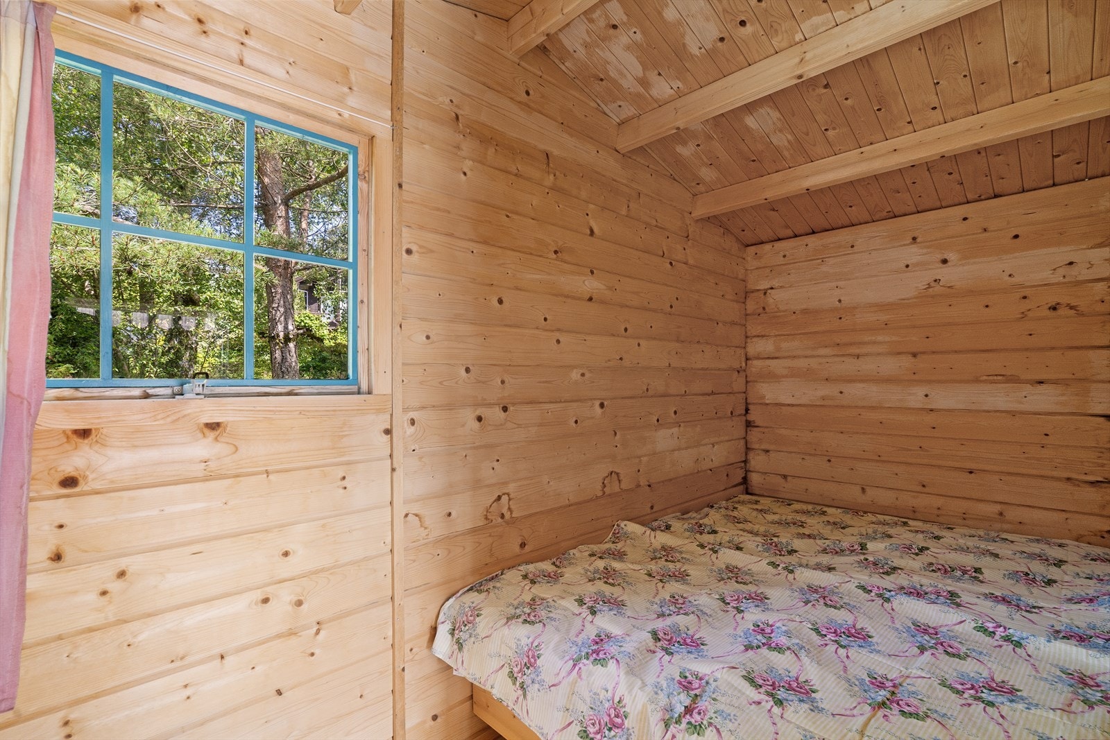 Soverom med dobbelseng og hylleseksjon Galleribilde