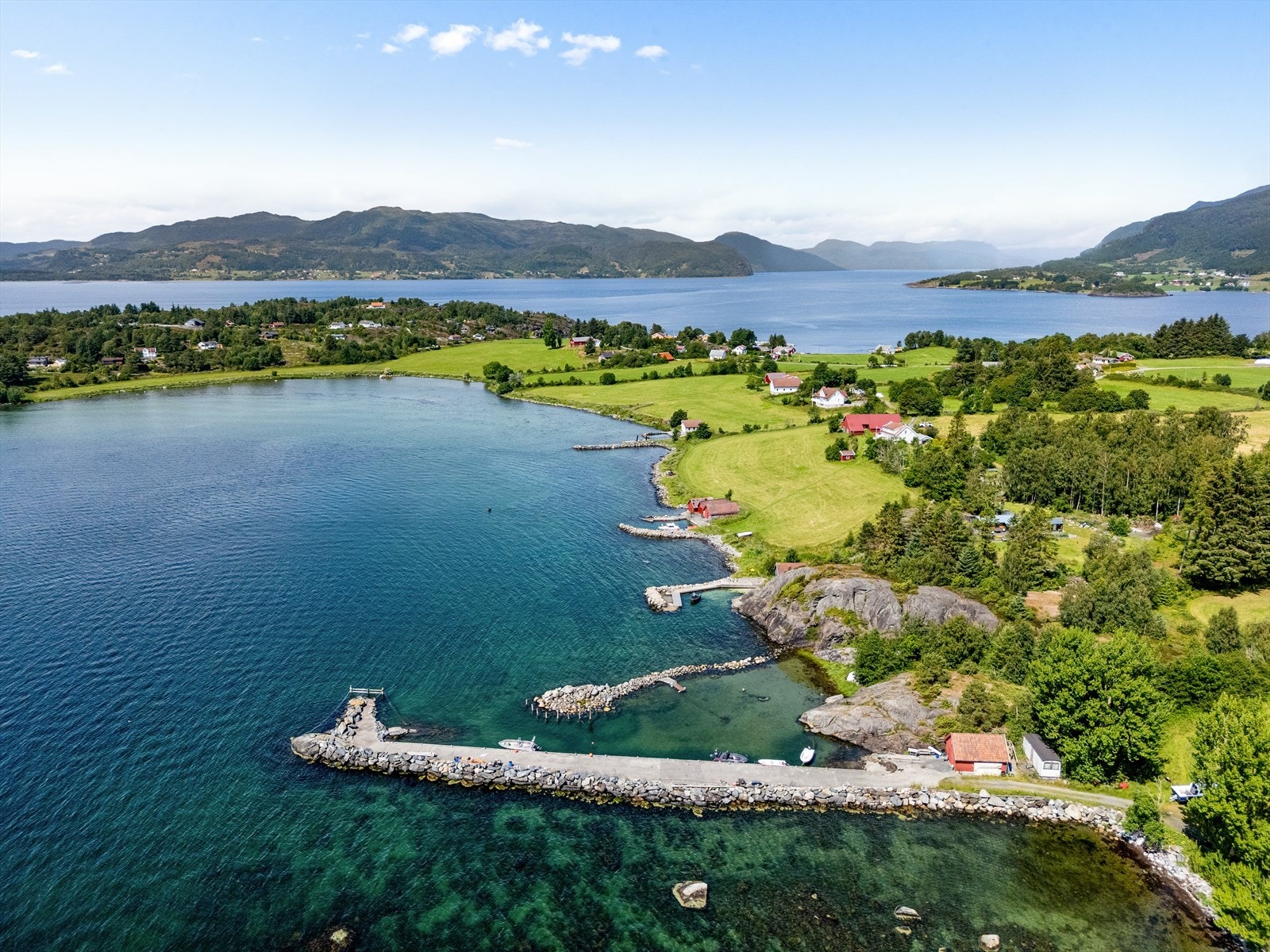 Bilde viser båtplassene. Se vedlagt kart for omtrentlig beliggenhet. Galleribilde