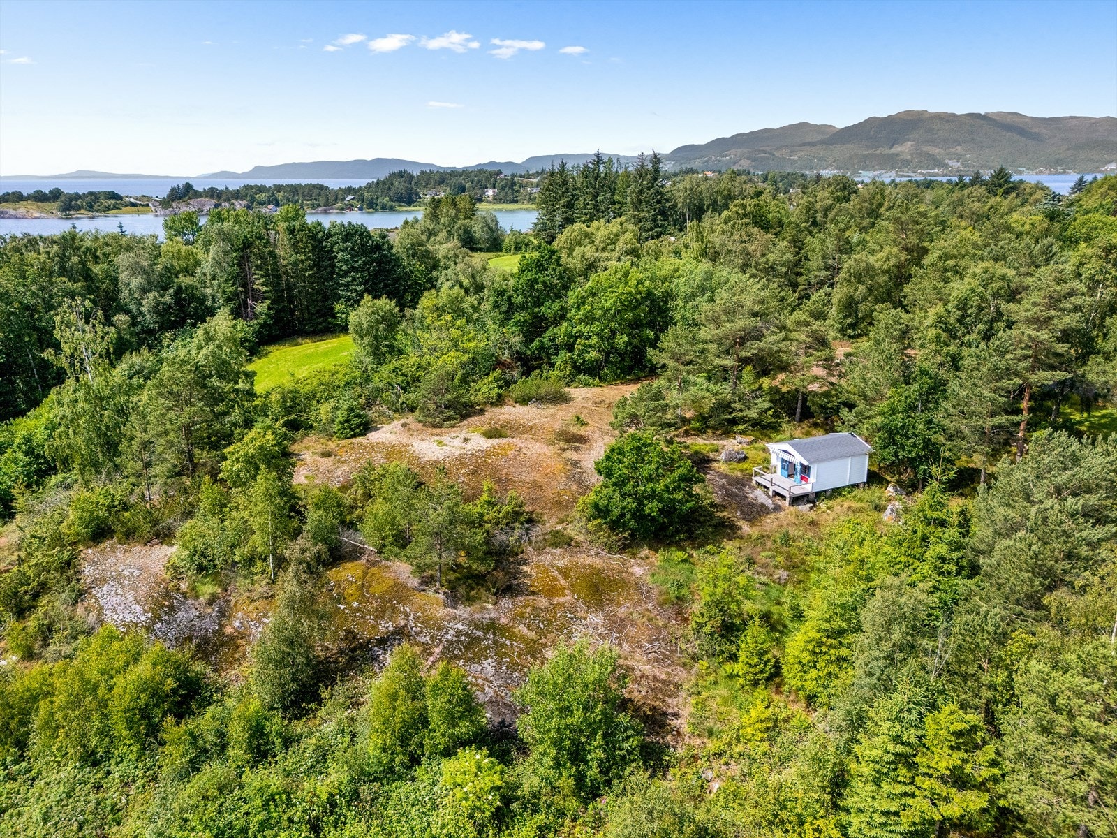 Koselig hytte på Foldøy med nesten 2 mål tomt Galleribilde