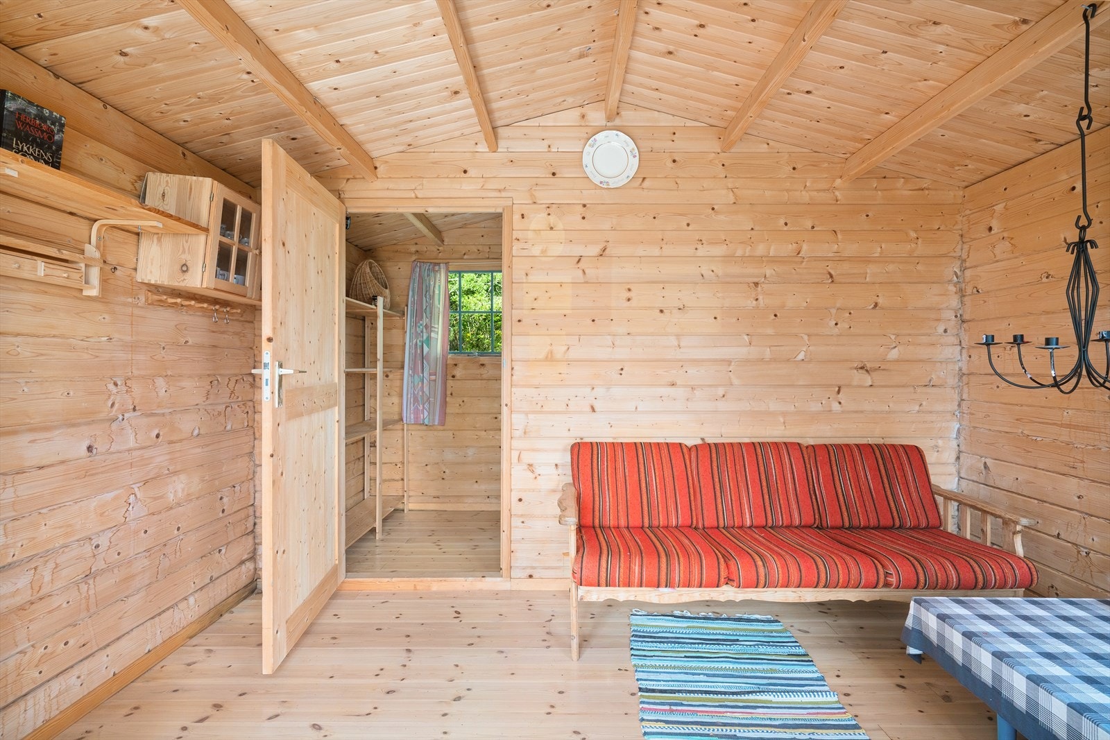 Hytta har stue/ lite rom bak med fastmontert seng og et lite bod tilnyttene hytta. Galleribilde