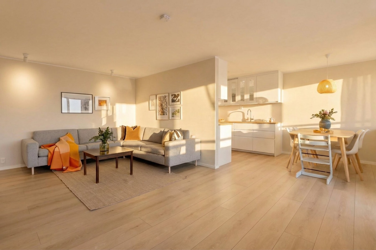 Den åpne løsningen mot kjøkken og spiseplass gjør rommet sosialt og innbydende, perfekt både til hverdags og når man har gjester. Galleribilde