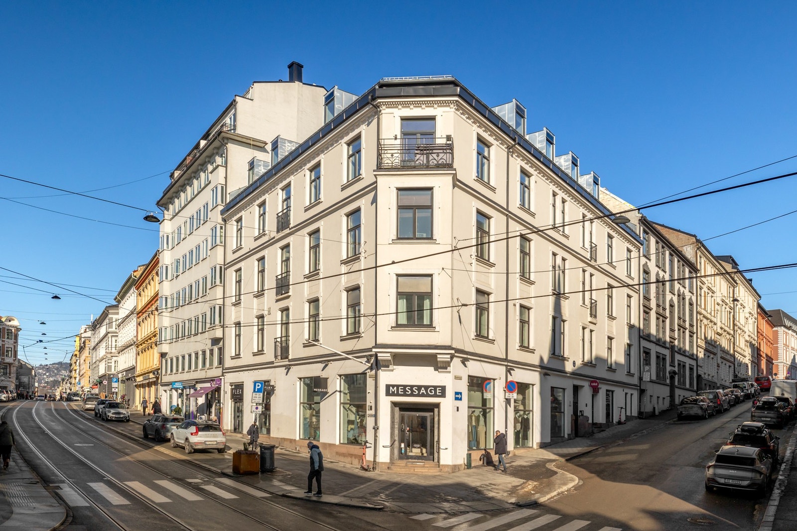Sameiet består av tre næringsseksjoner (seksjon 1-3) og en samle seksjon bolig (seksjon 4) - Boligseksjonen eies og drives av Bogstadveien 13 Borettslag, org. nr. 934232003 Galleribilde