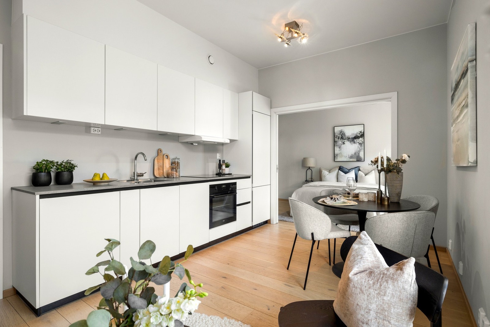 Her er det plass til både spisebord og sofaløsning med tilhørende møblement Galleribilde