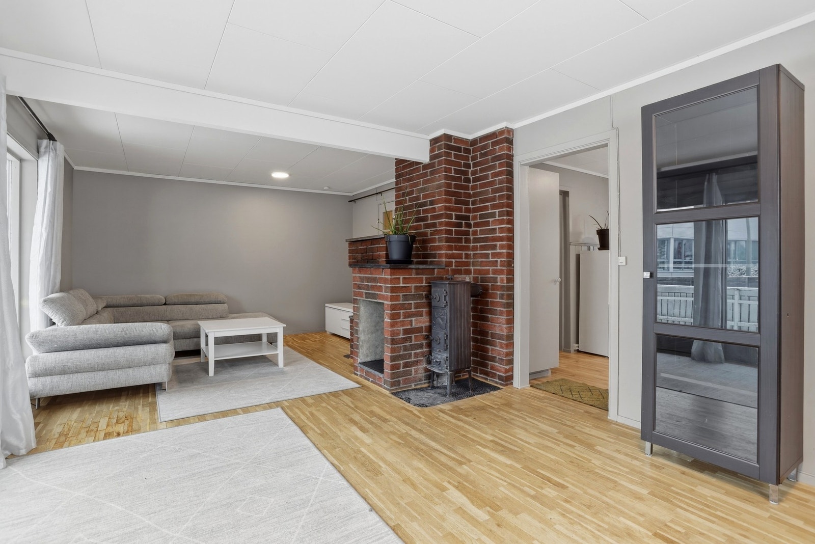 Stuen i 1.etg. har både åpen peis og vedovn. Galleribilde