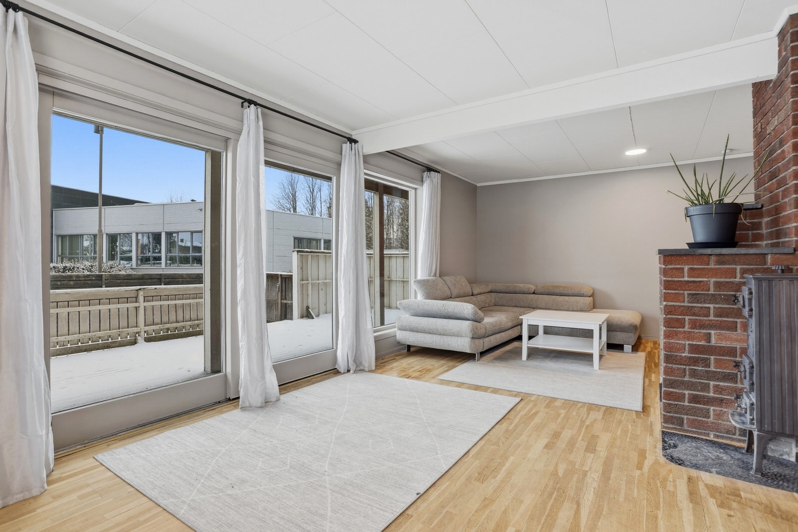 Lys og fin stue i 1.etg. med store vinduer og utgang til veranda. Galleribilde