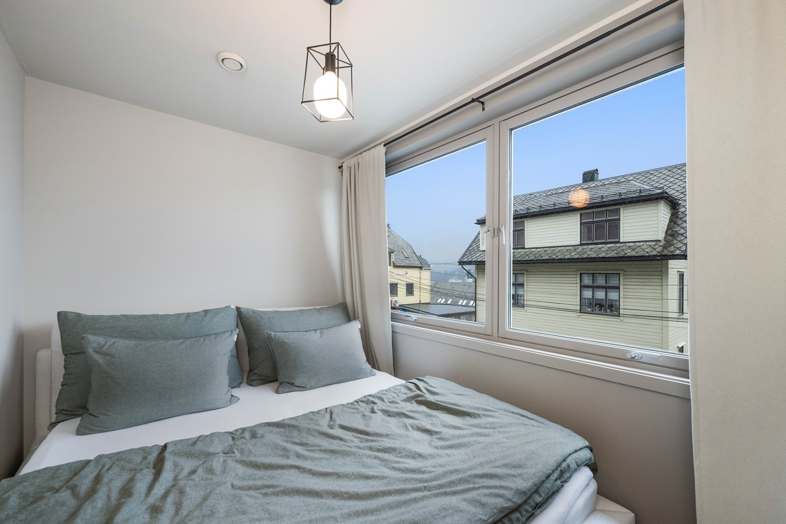 Soverommet er ca. 6,9 m² og har plass til seng, garderobe og nattbord. Galleribilde