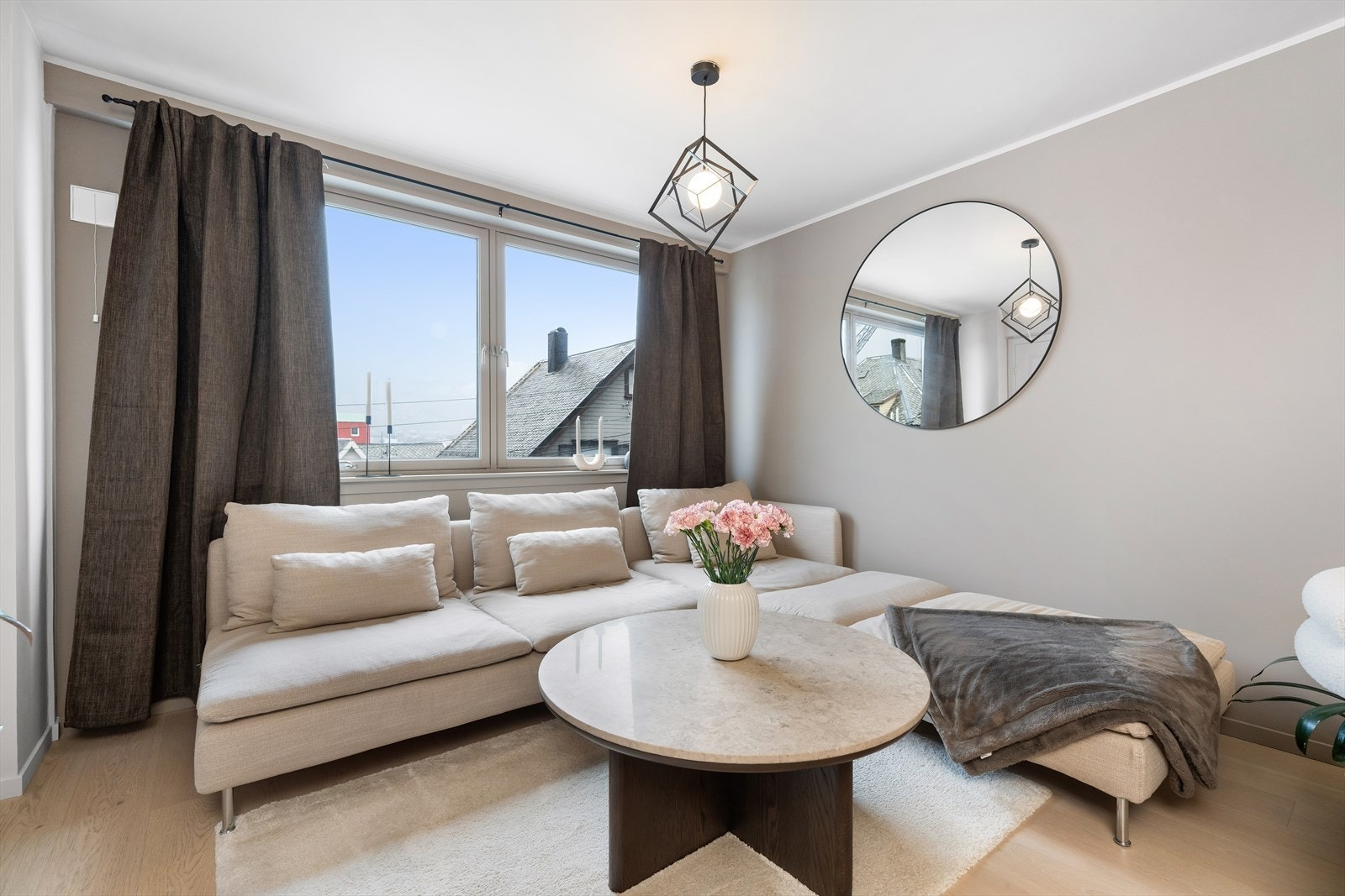 Naturlig lys fra store vinduer gir god romfølelse. Galleribilde