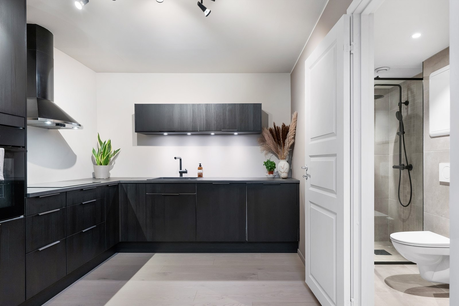 God skap- og benkeplass på kjøkken. Galleribilde