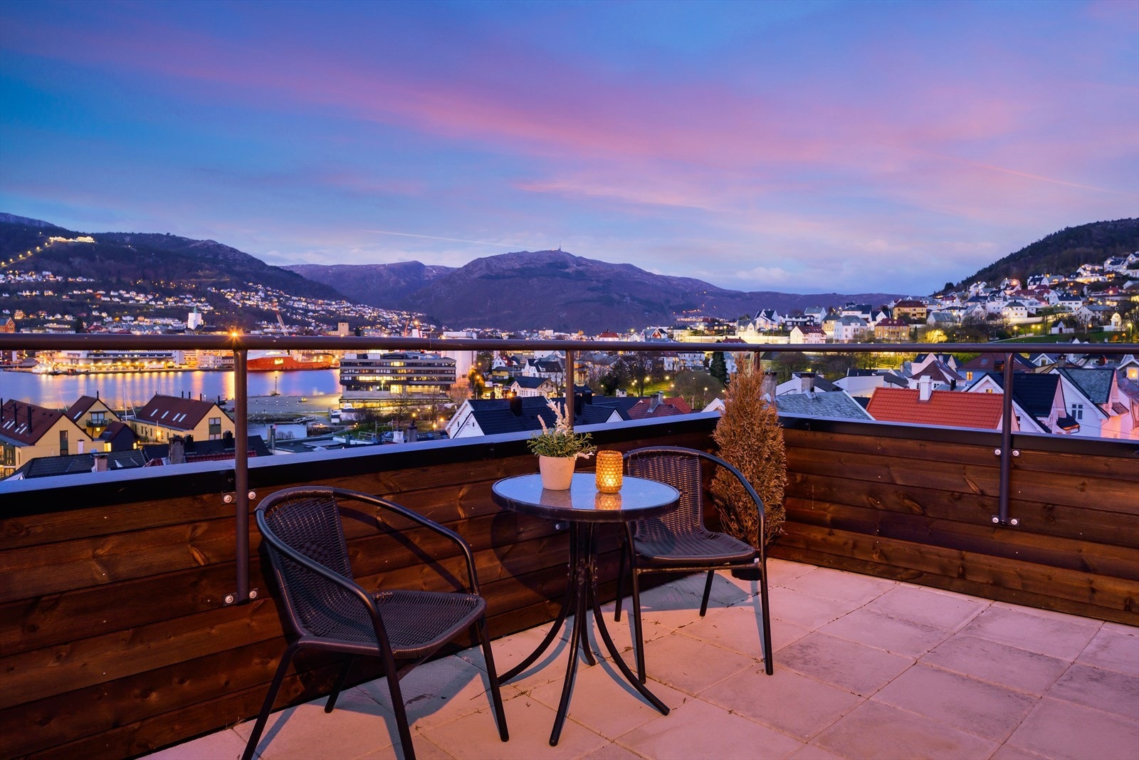 Utsikt mot flere av byfjellene. Galleribilde