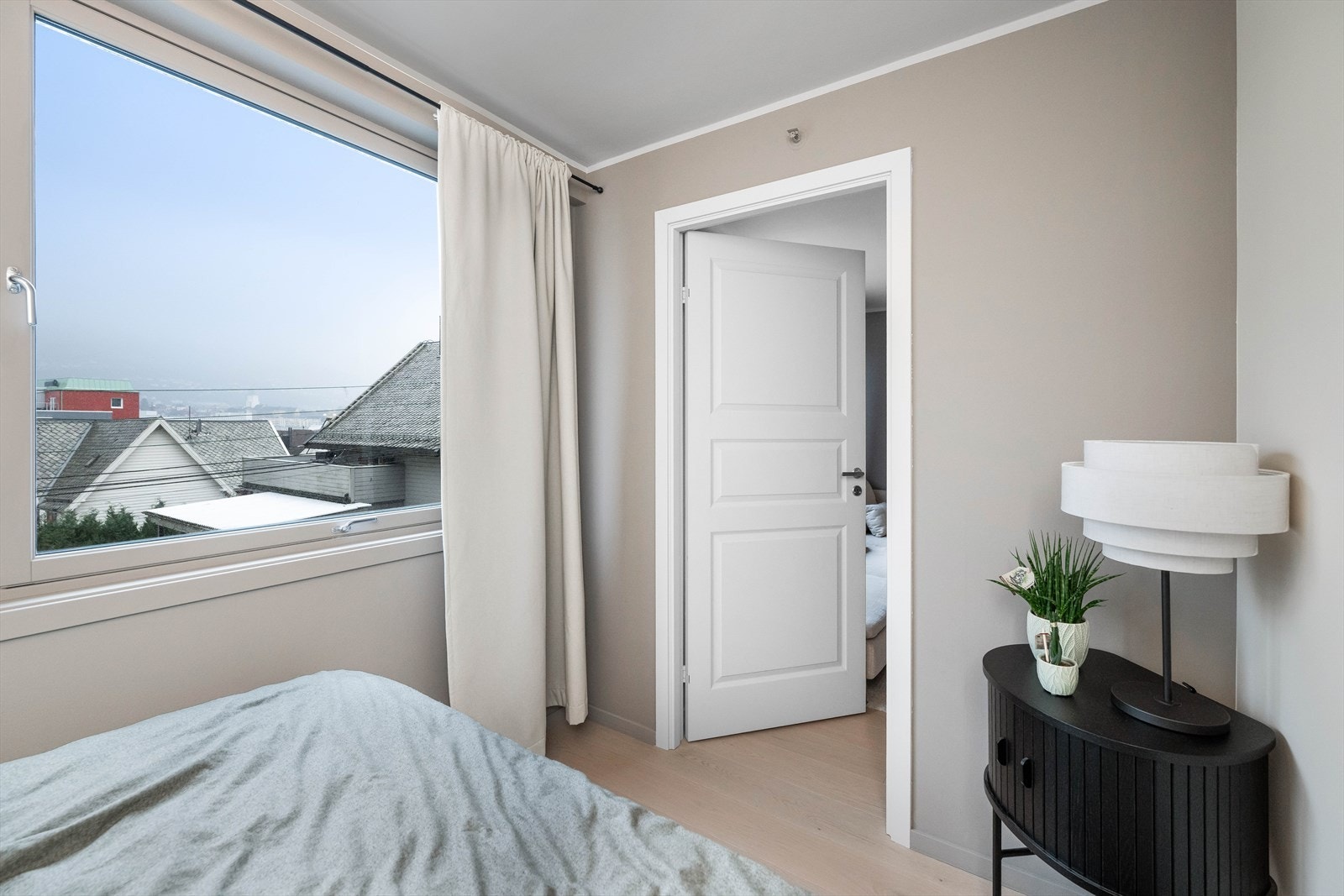 Store vinduer som gjør rommet lyst og luftig. Galleribilde