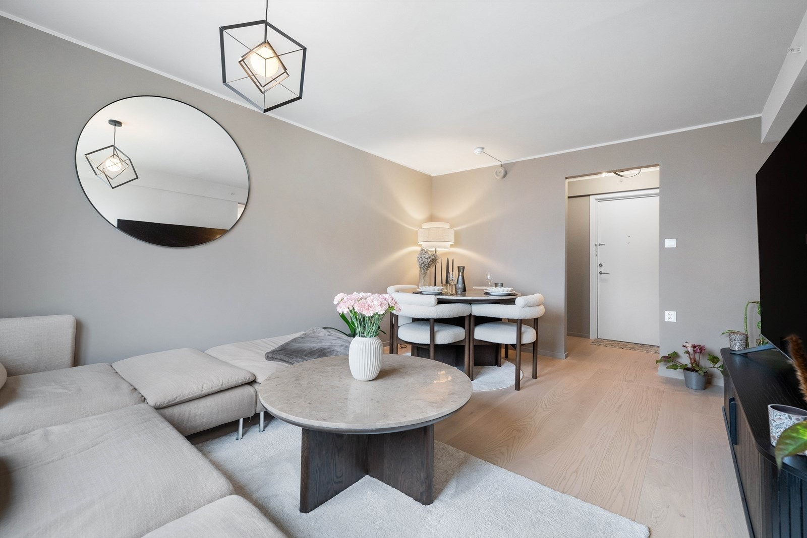 Leiligheten holder en god standard og inneholder entré/gang, stue, kjøkken, soverom og bad. Galleribilde