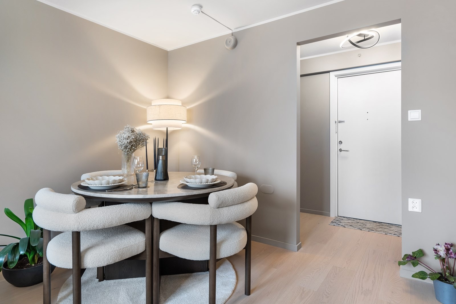 I stuen er det også plass til spisegruppe. Galleribilde