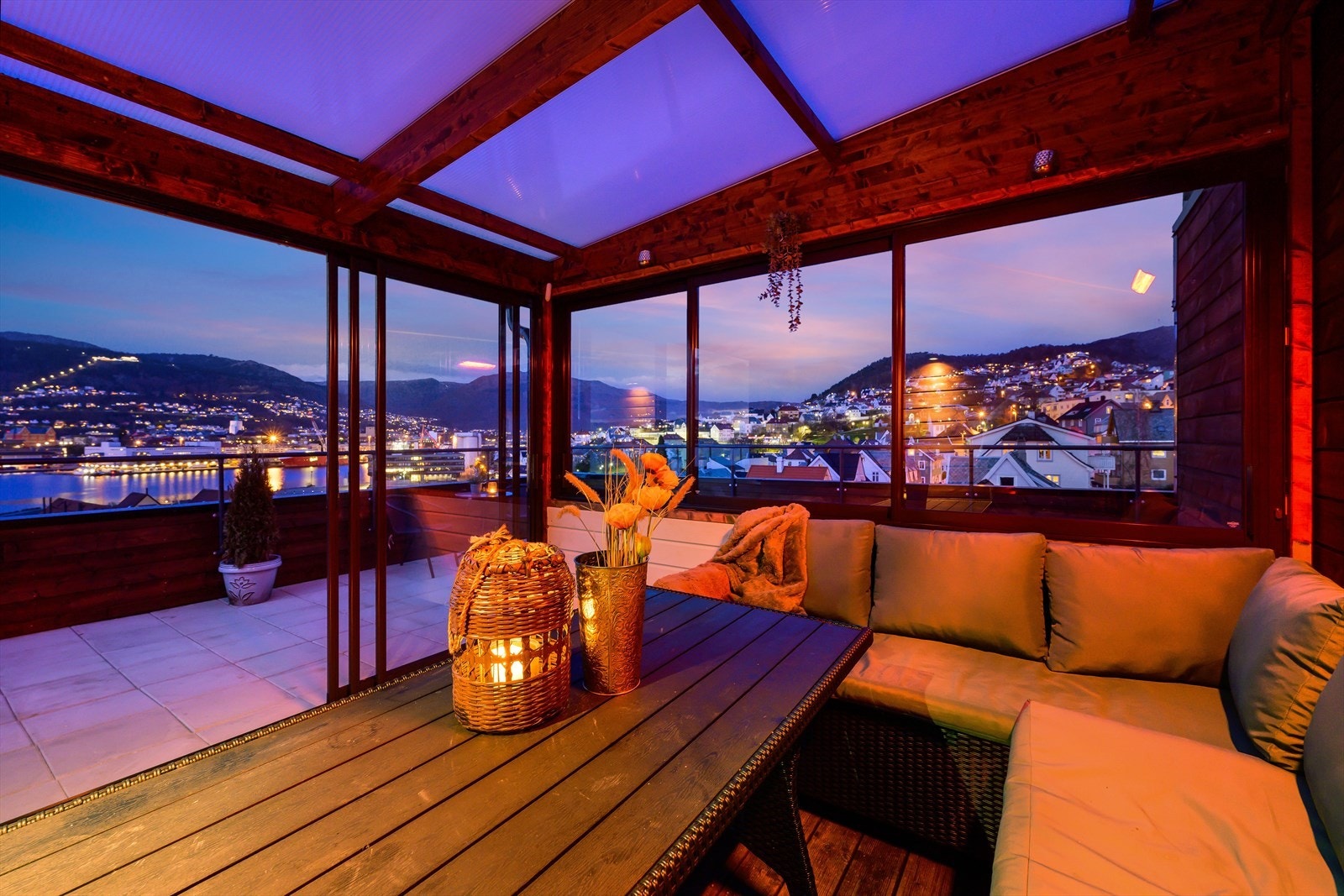 Takterrassen skaper en hyggelig atmosfære på kveldstid. Galleribilde