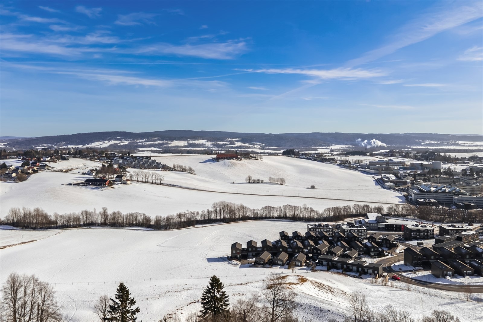 Her bor du tilbaketrukket og likevel sentralt med kort vei til barnehage, skoler i alle trinn, butikker, buss og ikke minst Lillestrøm sentrum som ligger ca. 5 min unna med bil. Galleribilde