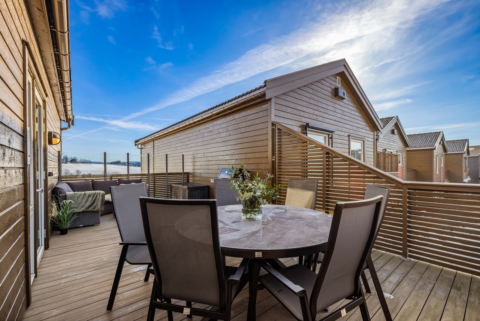 Boligen ligger usjenert innerst på feltet, og har solrik terrasse, lun takterrasse med utsikt, carport og to uteboder. Galleribilde