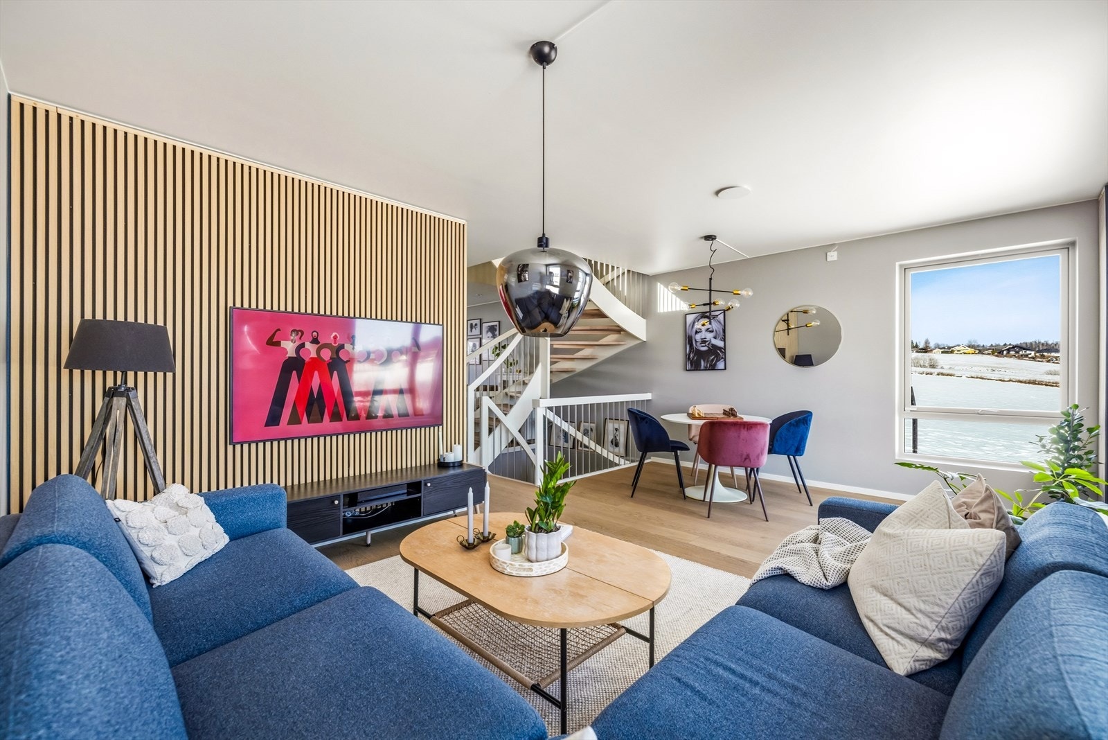 I hovedetasjen er det naturlige soner for stue med sofa og tv, samt plass til lesekrok eller ekstra spisebord. Galleribilde