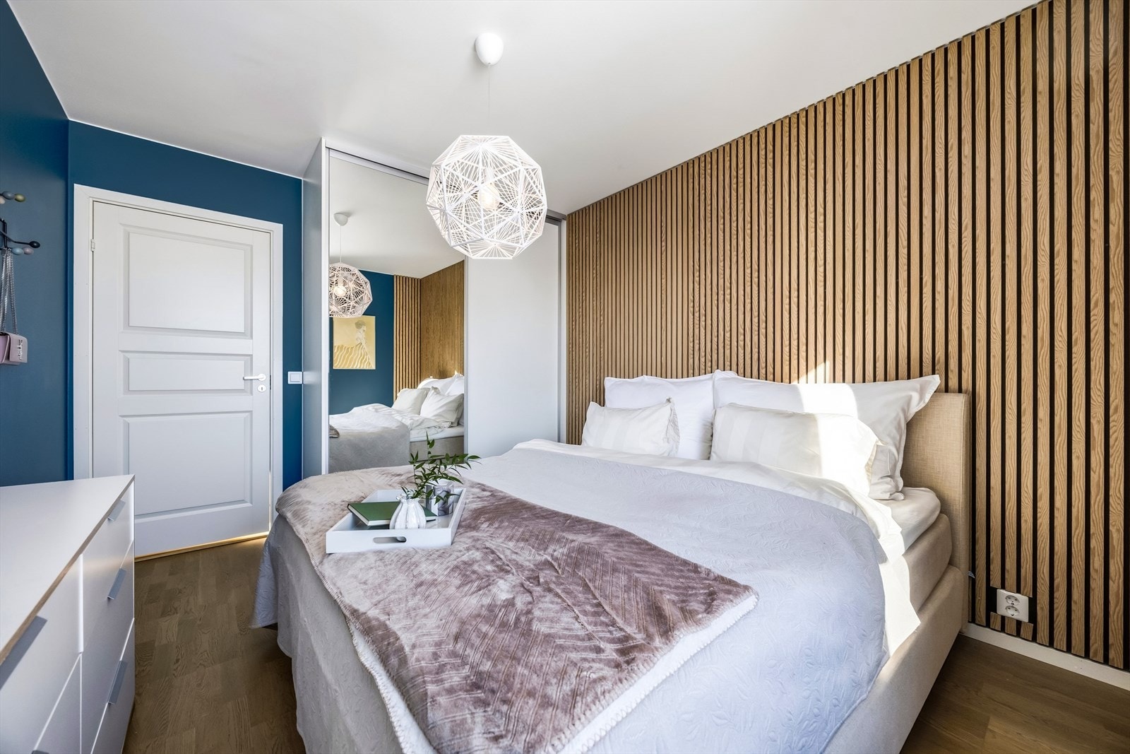 Innbydende hovedsoverom med stilige spiler og garderobeløsning montert. Galleribilde