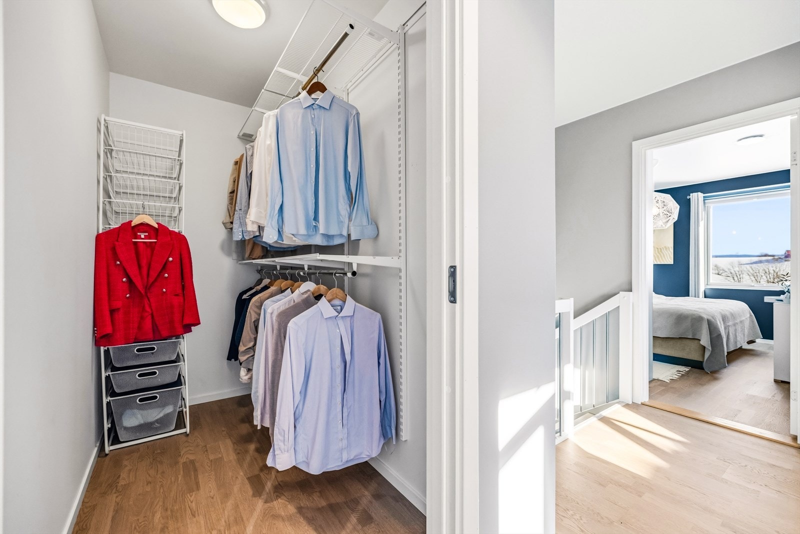 Innvendig bod med innredning for klesoppbevaring. Galleribilde