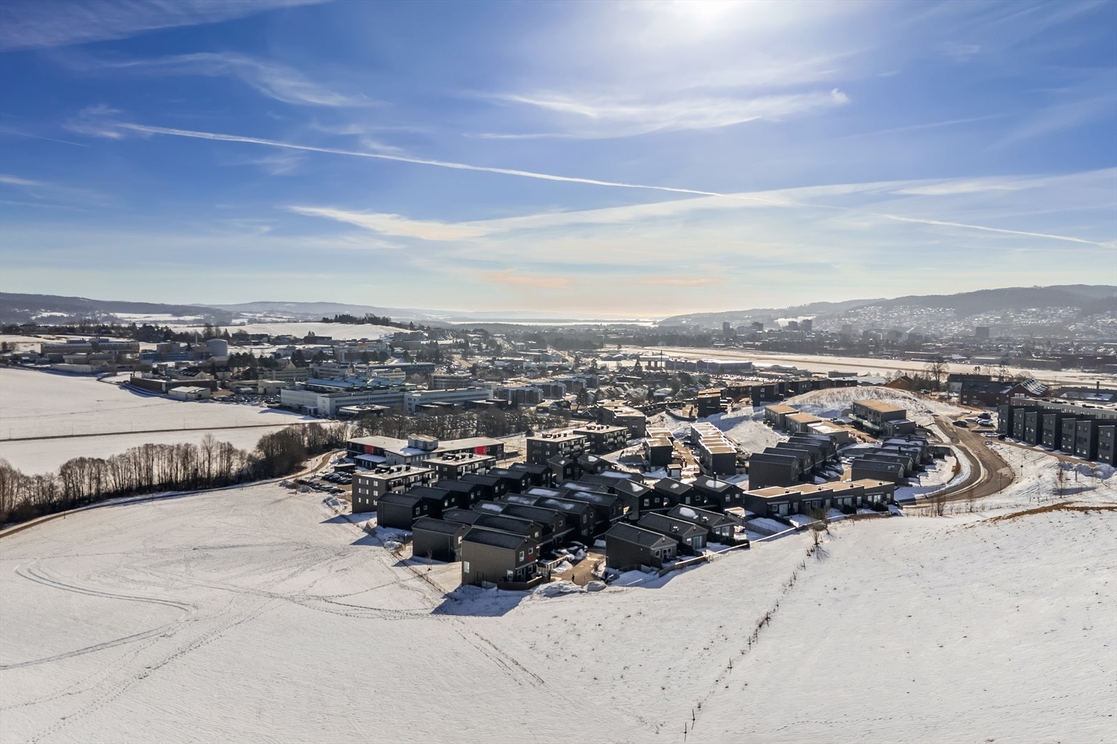 Boligen ligger helt på toppen av Kjeller, i et attraktivt nabolag med fine fellesområder og kort vei til alle nødvendige servicetilbud. Et ypperlig sted for barnefamilier! Galleribilde