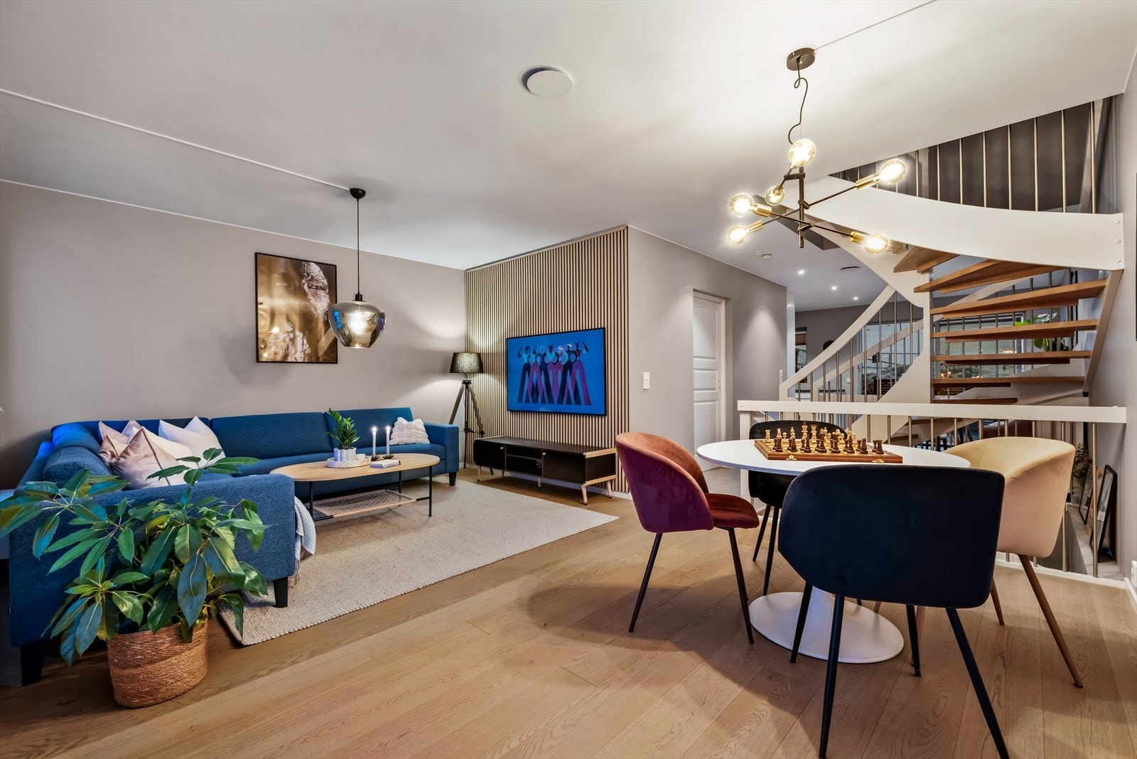 Velkommen til et innholdsrik og familietilpasset enderekkehus med feltets beste internbeliggenhet på toppen av Kjeller. Galleribilde