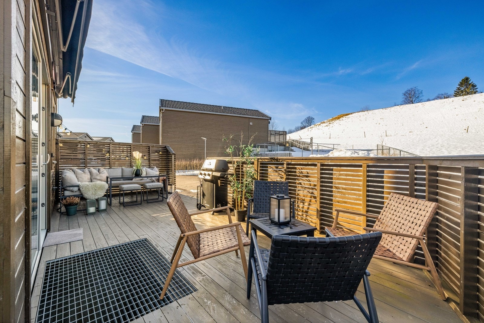 Solrik uteplass vendt mot vest, med plass til både spisebord, grill og sittegruppe. Trinnfri adkomst til fellesområdene som er spesielt enkelt for ungene. Galleribilde