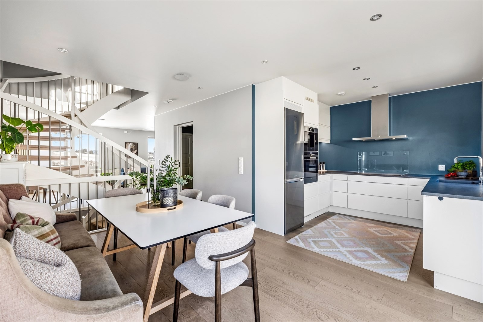 Allrommet har store vinduer på begge sider, noe som gir fint gjennomlys og god romfølelse. Galleribilde